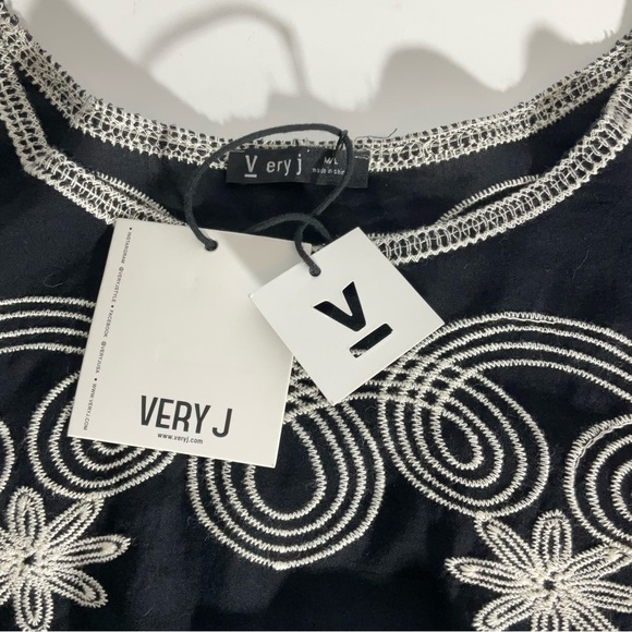 Very J Black White Embroidery Scalloped Hem/Sleeves Floral Round Neck Blouse M/L - Picture 2 of 14